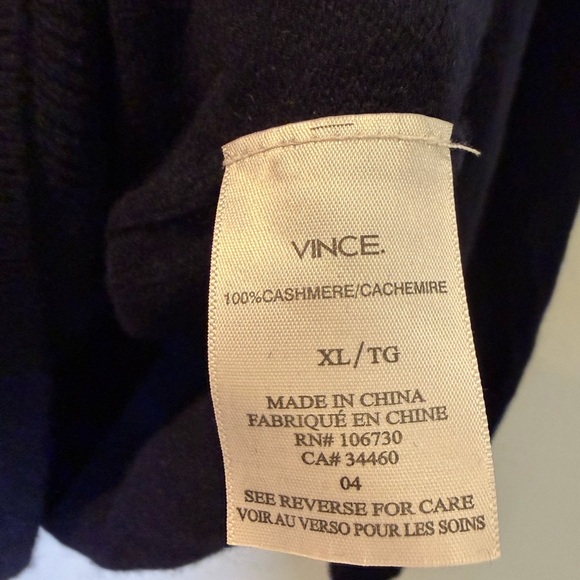VINCE V NECK 100% Cashmere Men’s Sweater SIZE XL in NAVY $320 - Picture 2 of 7